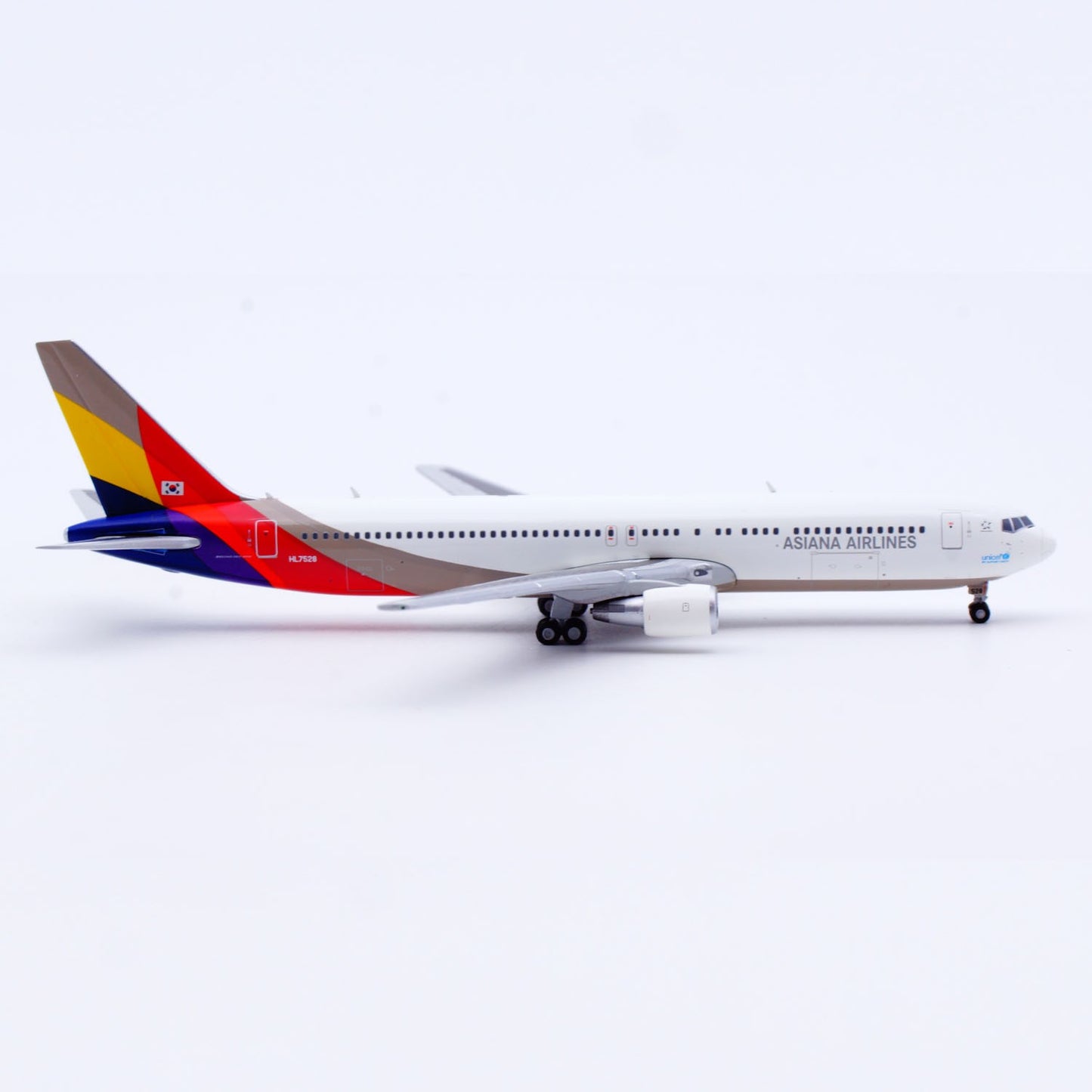1:400 JC Wings Asiana B767-300 HL7528 Passenger Airplane Diecast Aircraft Model