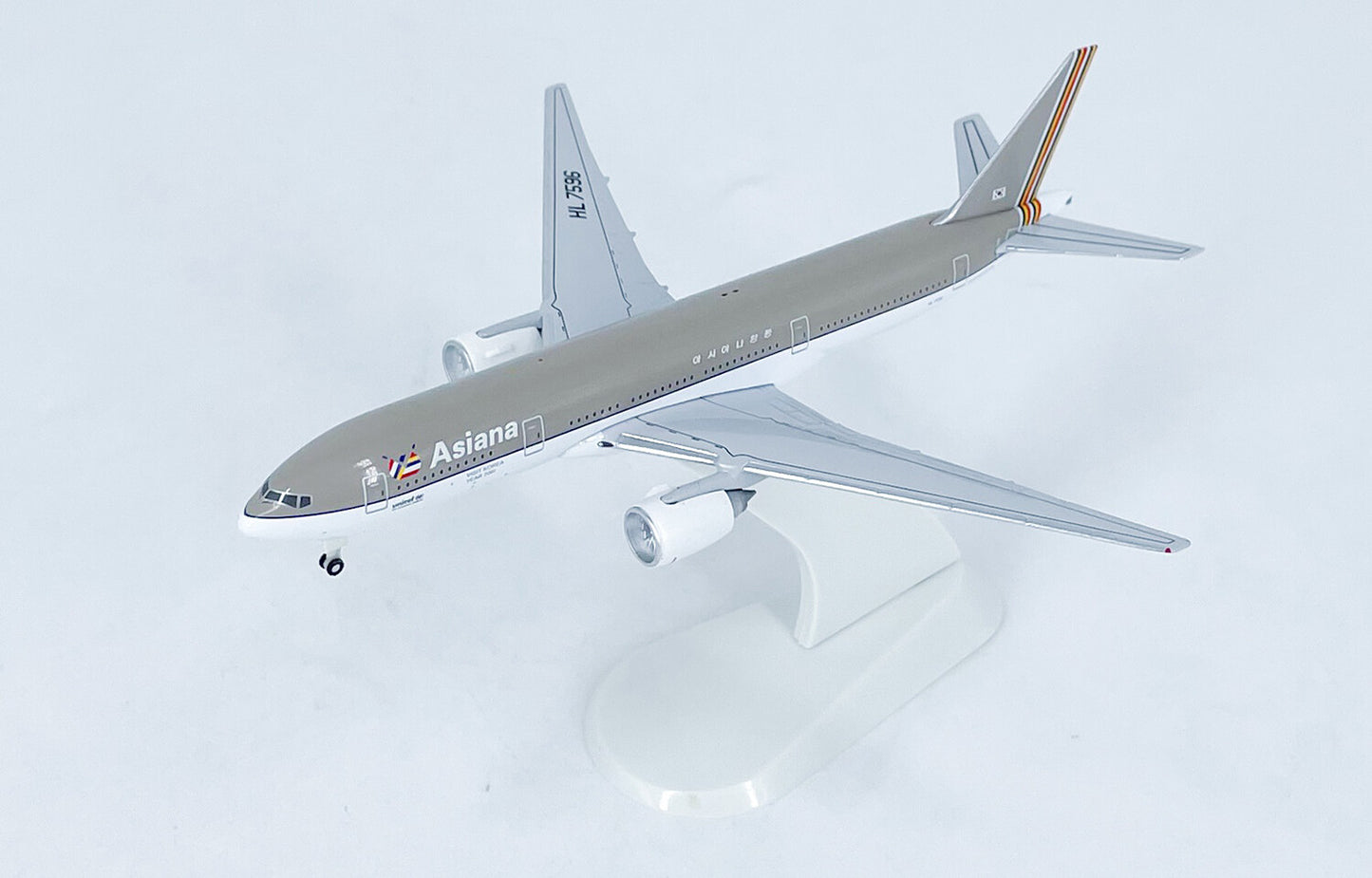 1:500 StarJets Asiana BOEING 777-200 Passenger Airplane Diecast Aircraft Model
