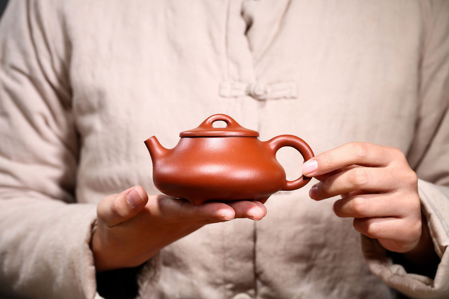 China Yixing Zisha Pottery Clovershrub Clay Handmade 200cc Tripodia Teapot