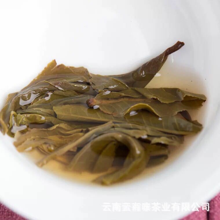 Yunnan Pu'er Tea 2015 Iceland Ancient Tree Early Spring Pu'er Raw Tea 357g -
