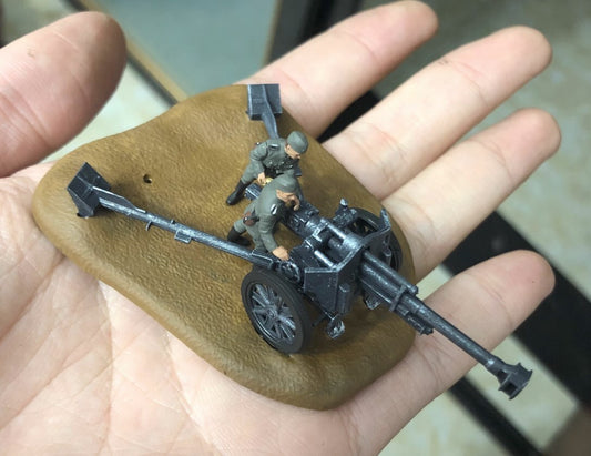 1/72 World War II German FH-18 Artillery + 2 Artillery Soldiers Model