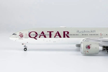 1:400 NG Model QATAR BOEING 777-300ER Passenger Airplane Diecast Aircraft Model