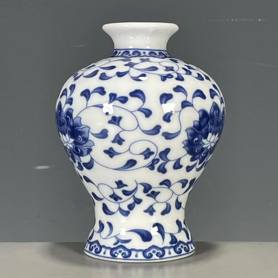 New Exquisite Chinese Porcelain Blue and White Porcelain Flower Pattern Vase