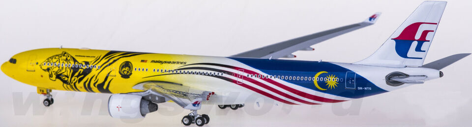 1:400 Phoenix Malaysia Airlines AIRBUS A330-300 Passenger Airplane Diecast Model