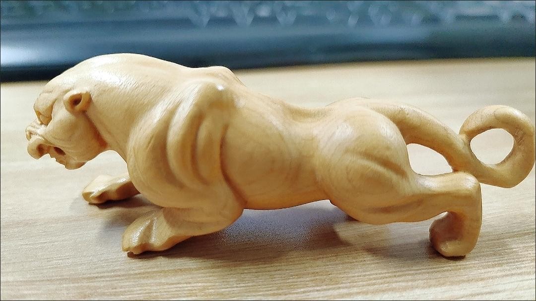 4in Thuja Wood Leopard Carving Solid Wood Handheld Decor Sculpture