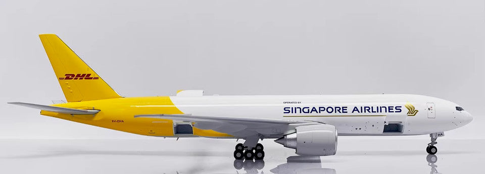 1:200 32CM JC Wings SINGAPORE AIRLINES BOEING 777-200LRF Aircraft Diecast Model