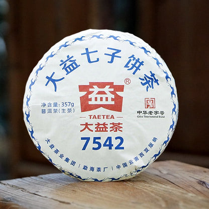 China Yunnan Classical Pu-erh Raw Puer Menghai Dayi 7542 Pu'er Tea Cake tee,357g