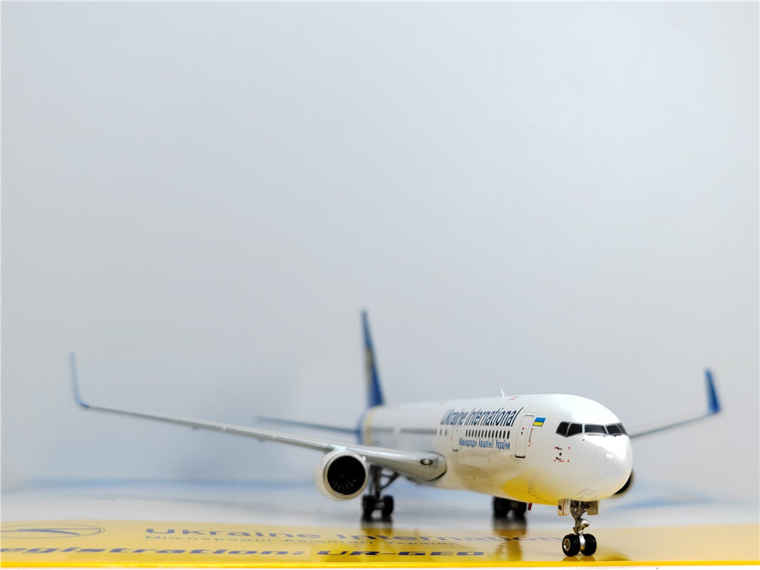 1:400 Phoenix Ukraine International B767-300ER Airplane Diecast Aircraft Model