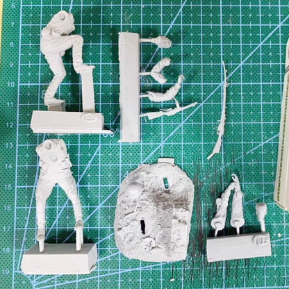 1:35 resin figure model Rescue of 2 Soviet wounded soldier Unassembled Unpainted