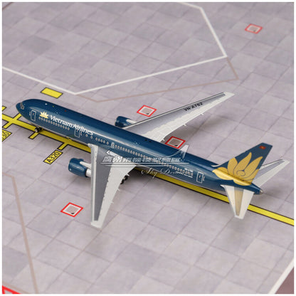 1:400 Phoenix Vietnam Airlines BOEING 767-300ER Passenger Airplane Diecast Model