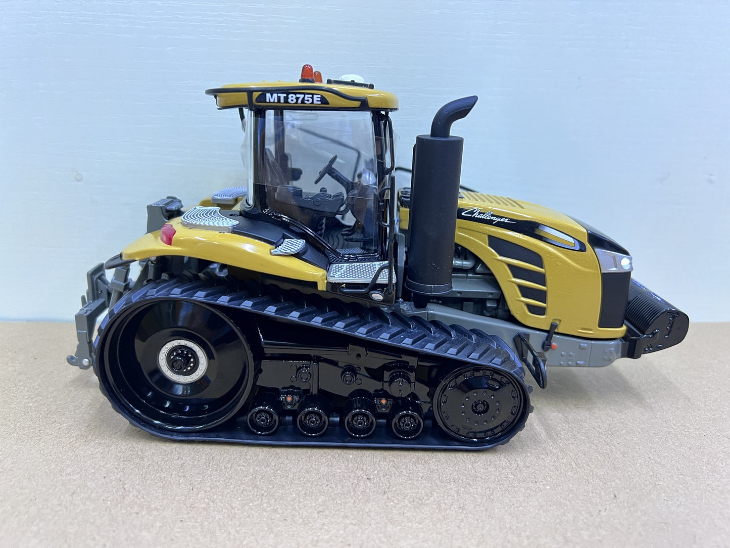 1:32 USK CHALLENGER MT875E Tractor Farm Vehicle Machinery Diecast Model