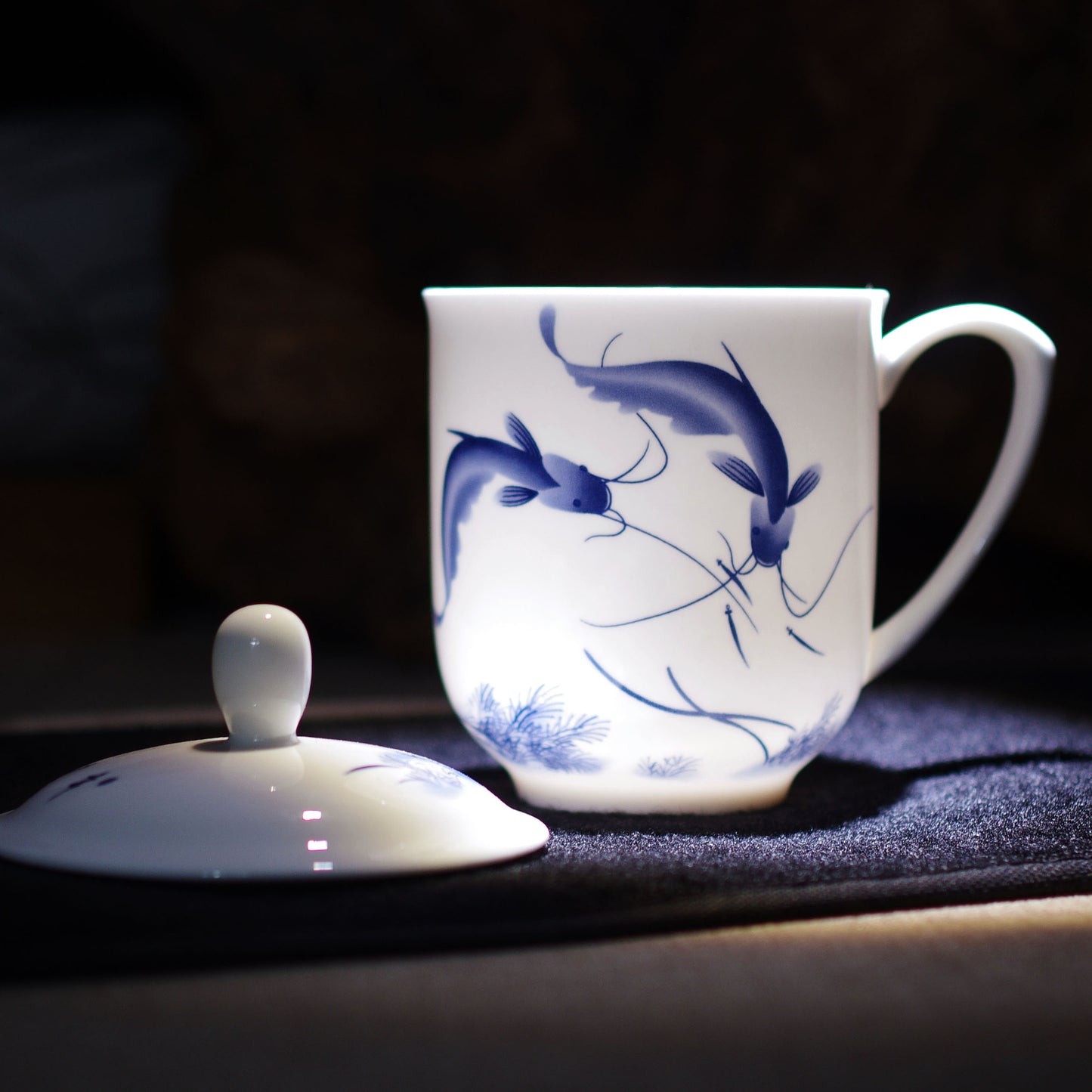 Jingdezhen Blue and White Bone Porcelain Cup Ceramic Tea Cup with Handle Lid