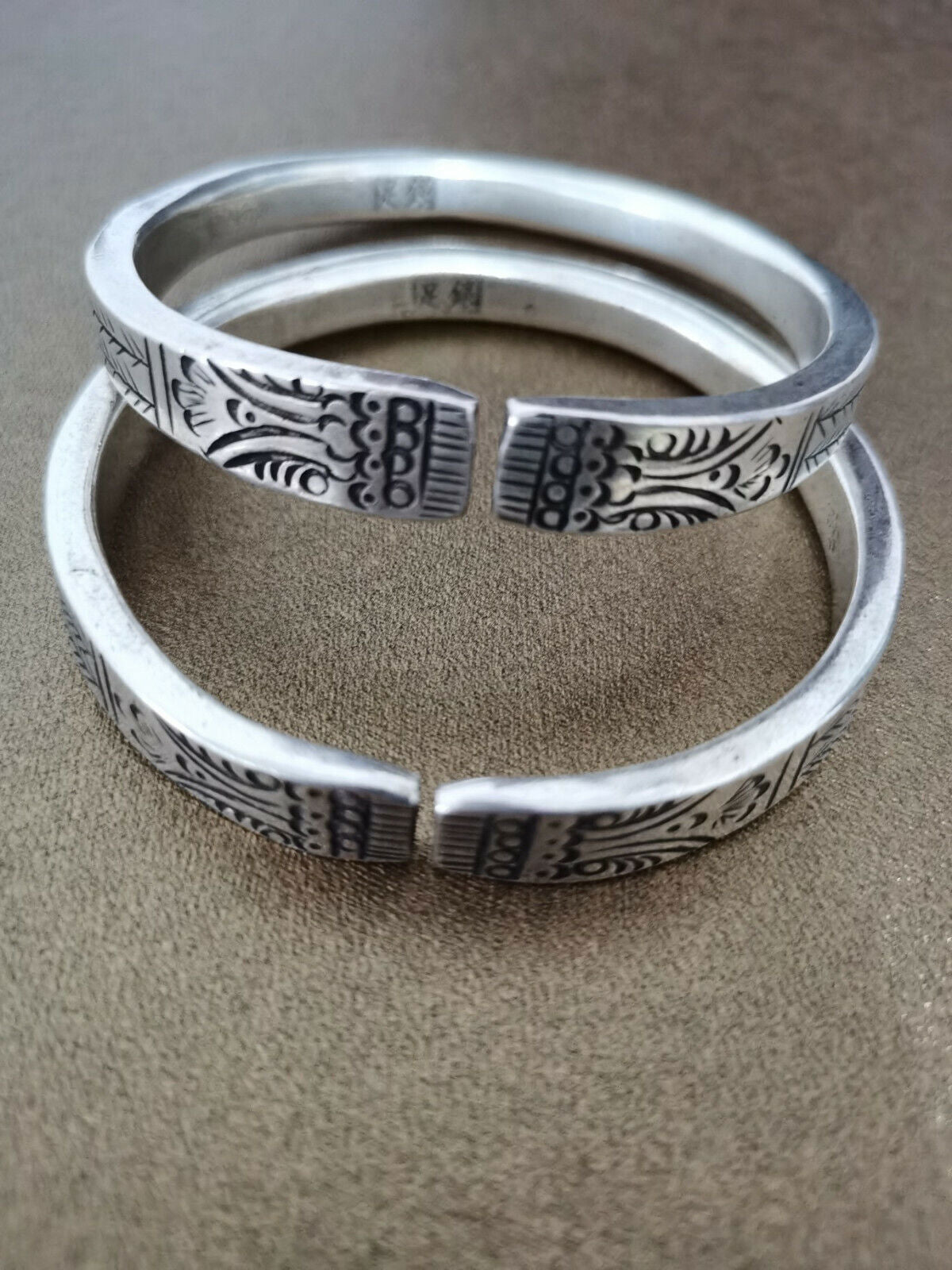 China Old Tibet Silver Carved A pair of Silver Bracelets