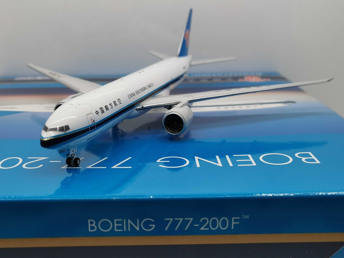 1:400 Phoenix CHIAN SOUTHERN CARGO BOEING B777-200F Diecast Aircraft Plane Model