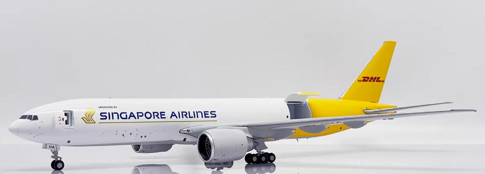 1:200 32CM JC Wings SINGAPORE AIRLINES BOEING 777-200LRF Aircraft Diecast Model