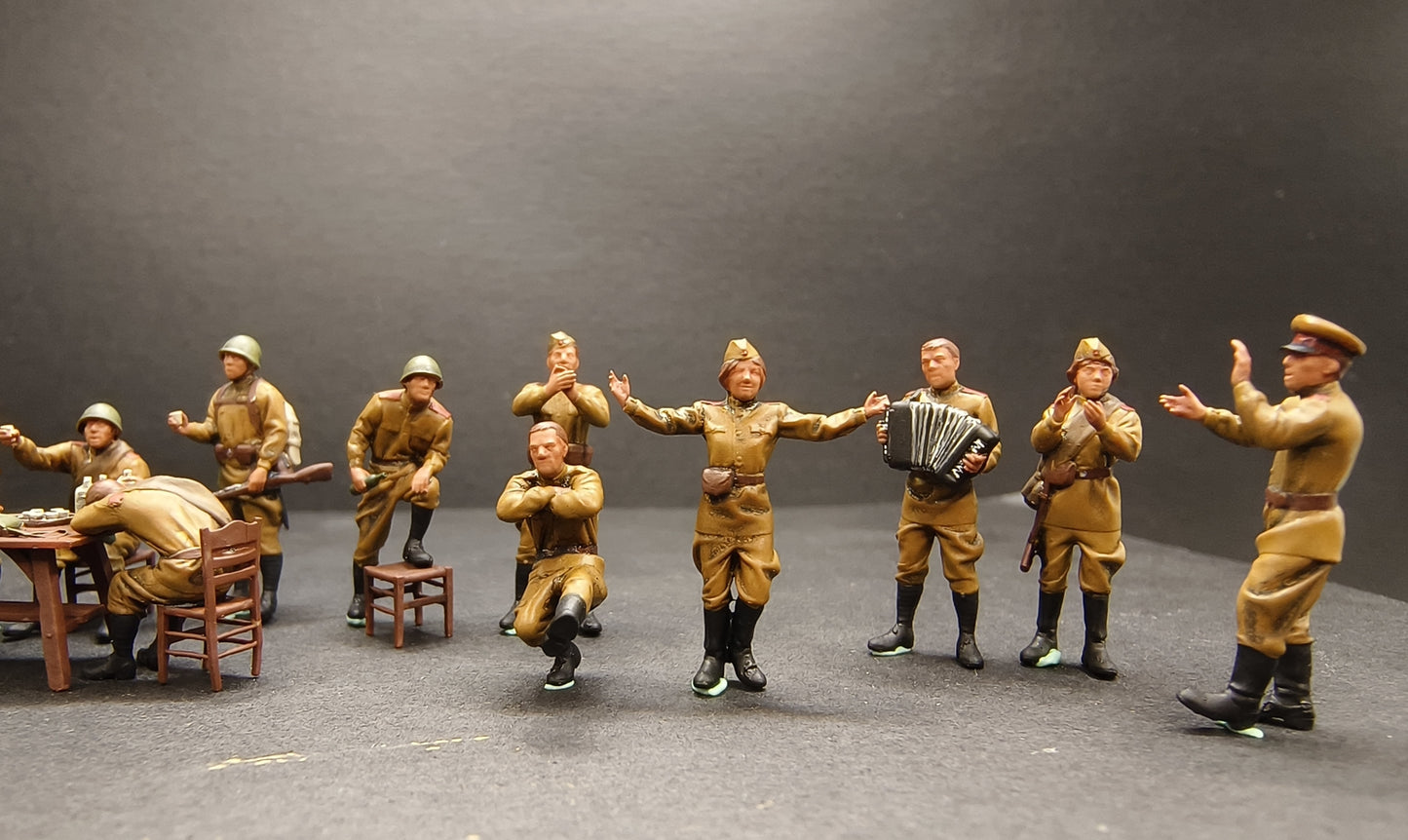 1/72 WWII Soviet Union War Victory Singing & Dancing handPainted Model