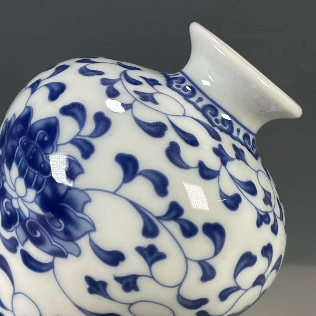 New Exquisite Chinese Porcelain Blue and White Porcelain Flower Pattern Vase