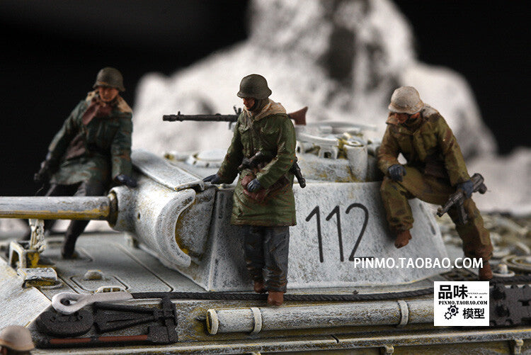 1/72 Winter Tank Carrying Soldiers 5 Soldiers Model