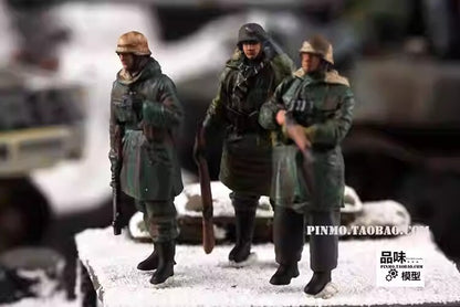 1/72 German Winter Soldier Model with 3 Soldiers