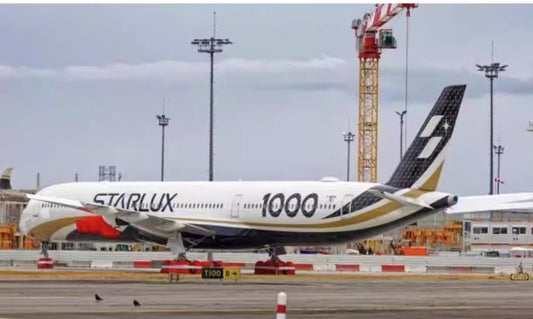 1:400 Phoenix Starlux Airlines Airbus A350-1000 Airplane Diecast Aircraft Model
