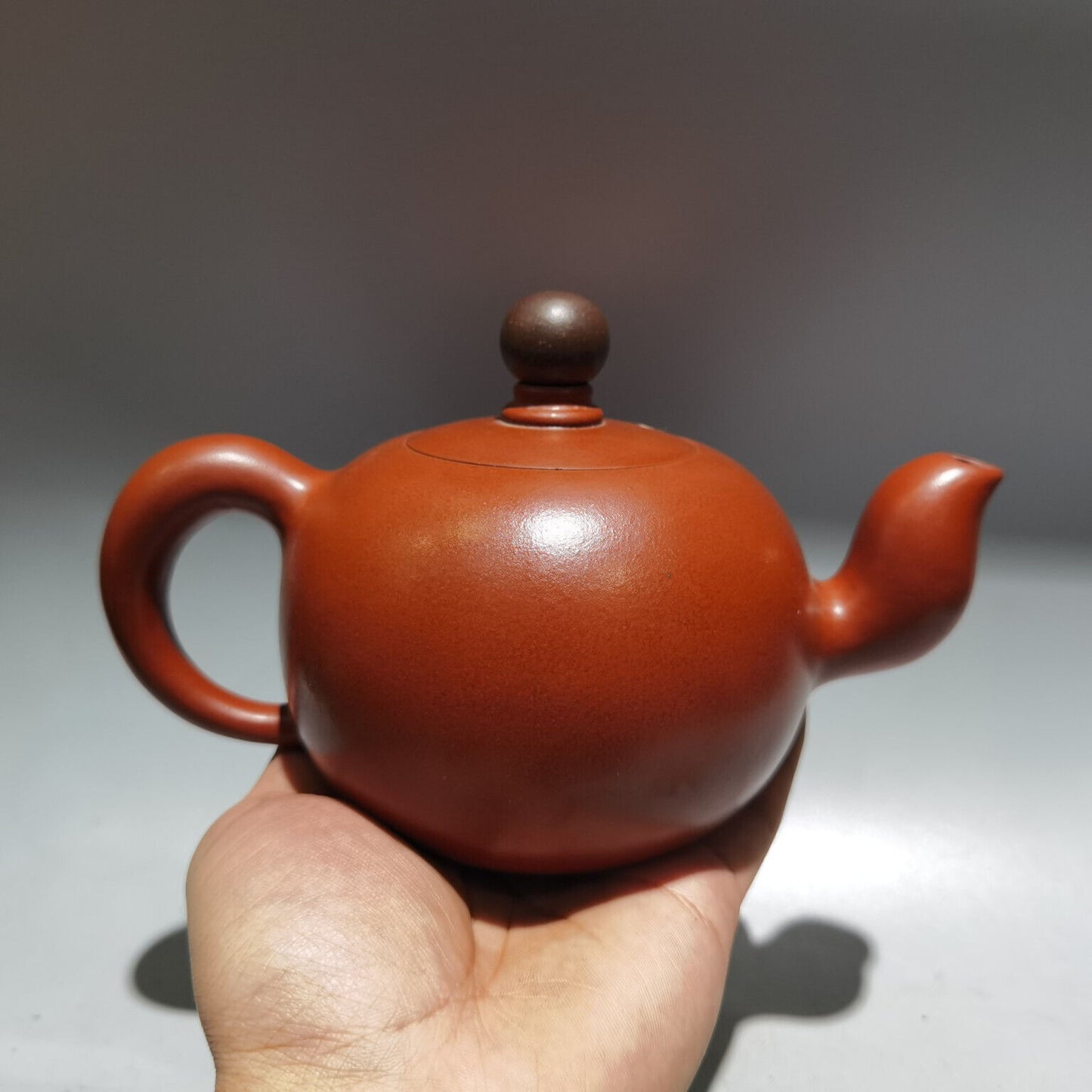 Chinese Yixing Zisha Clay Handmade Exquisite Teapot （松鼠飞把壶 底款：何道洪)