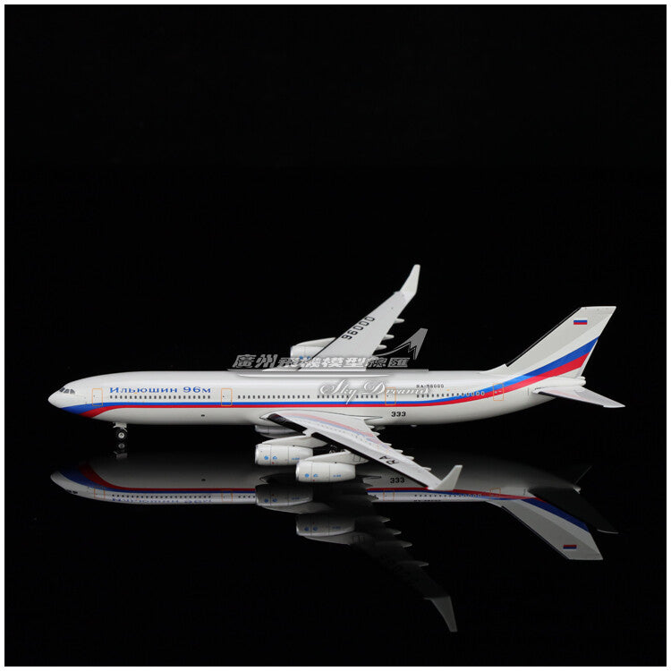 1:400 Phoenix Ilyushin Ilyushin Il-96-400 Passenger Airplane Diecast Plane Model