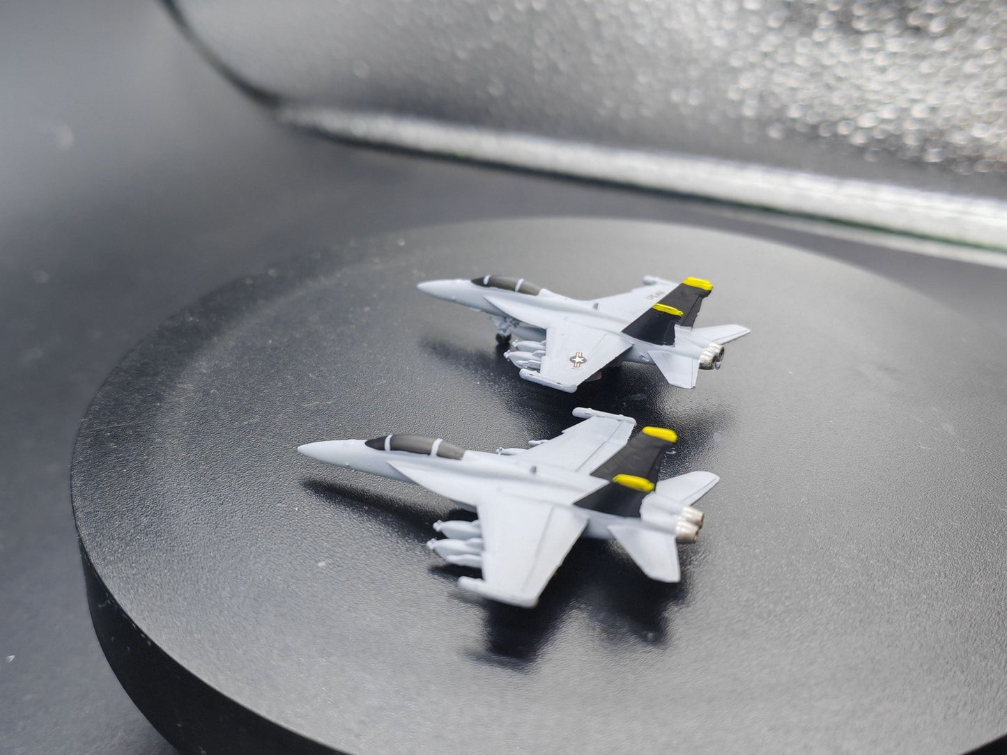 1/400 US Ea-18G Growler Carrier-Based Electronic Warfare Airplane Mode 2/pcs