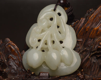 China Top Natural Hetian Jade Carved Nice Statue Unique White Jade Pendant Gift