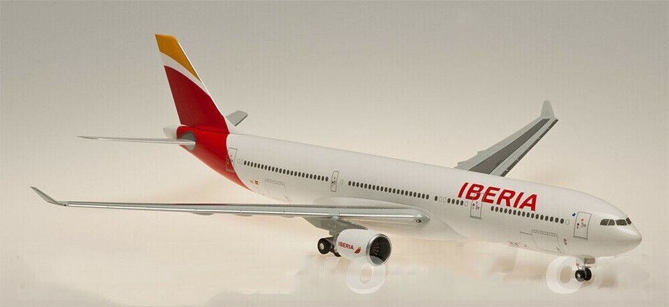 1:200 32CM Hogan IBERIA AIRBUS A330-300 Passenger Airplane ABS Plastic Model