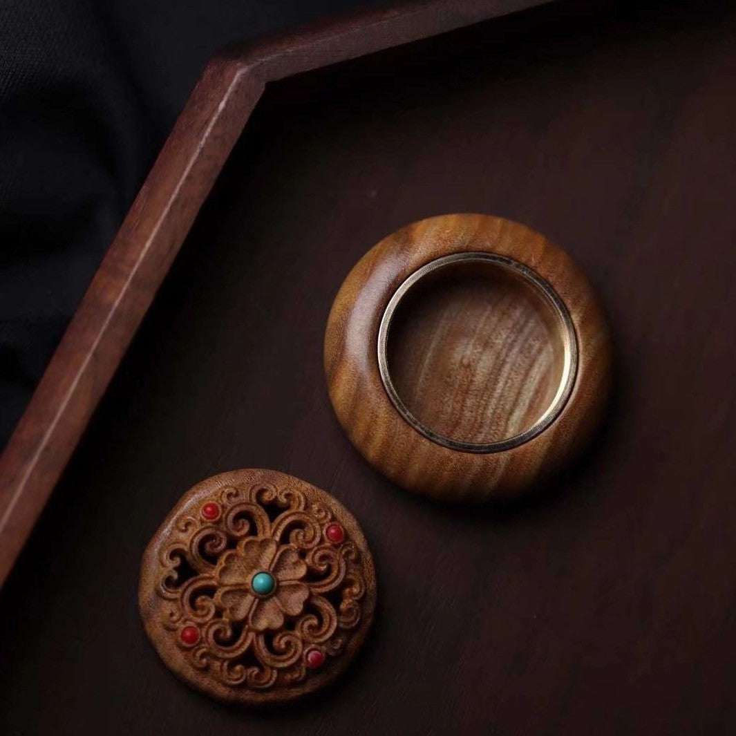 Green Sandalwood Diffuser Hollow Carved Aromatherapy Box Pendant with Cord Gift
