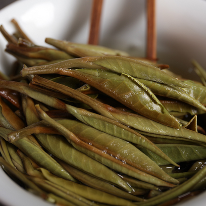 Pu'er raw tea white hair silver needle white hair single bud moonlight white tea