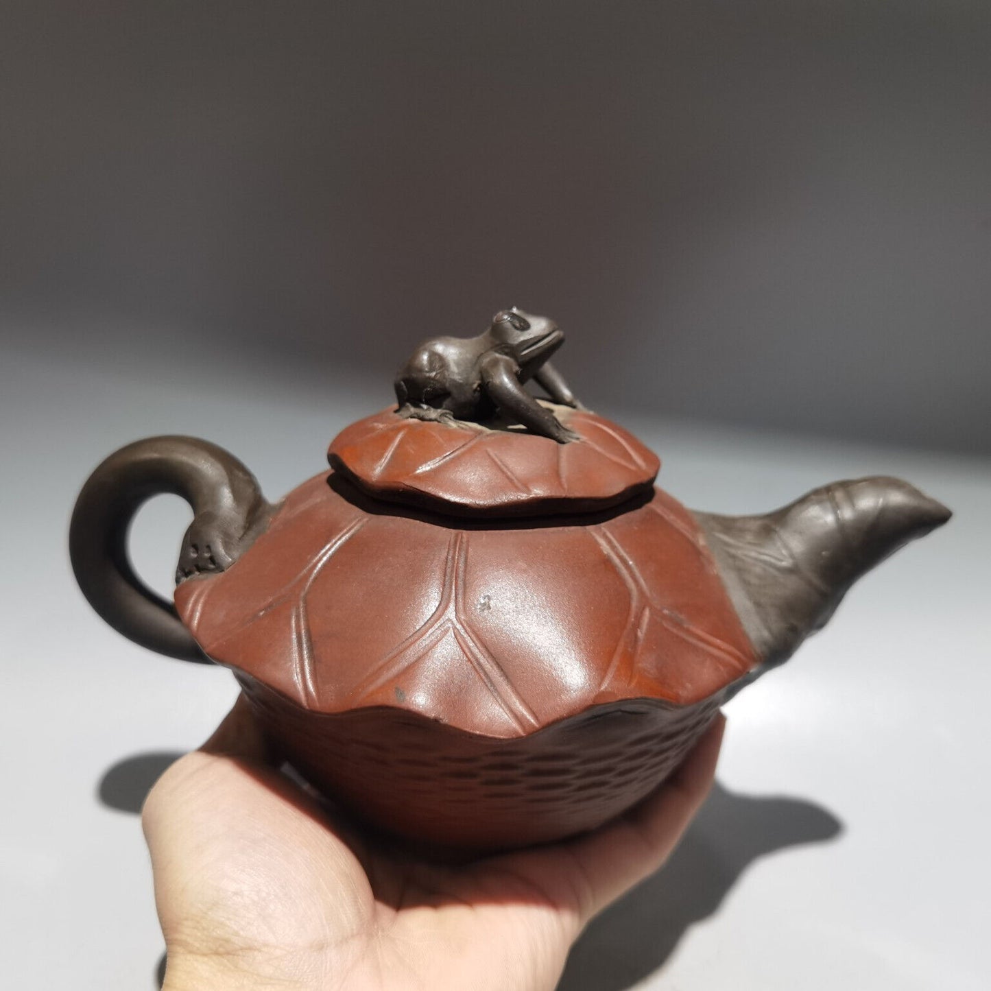 Chinese Yixing Zisha Clay Handmade Exquisite Teapot（：青蛙壶 底款：蒋蓉）