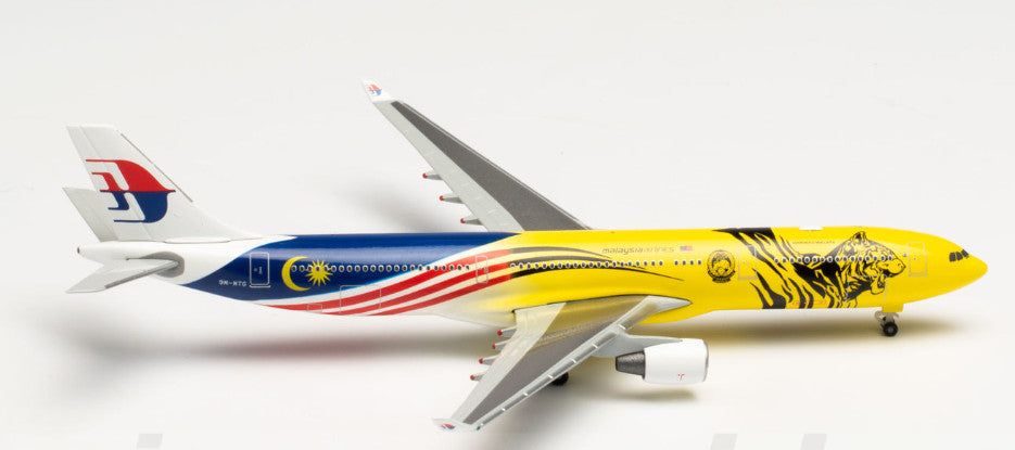 1:500 Herpa Malaysia Airlines AIRBUS A330-300 Passenger Airplane Diecast Model