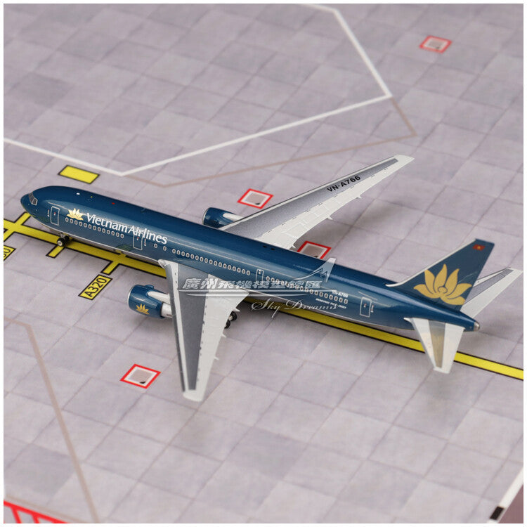 1:400 Phoenix Vietnam Airlines BOEING 767-300ER Passenger Plane Diecast Model