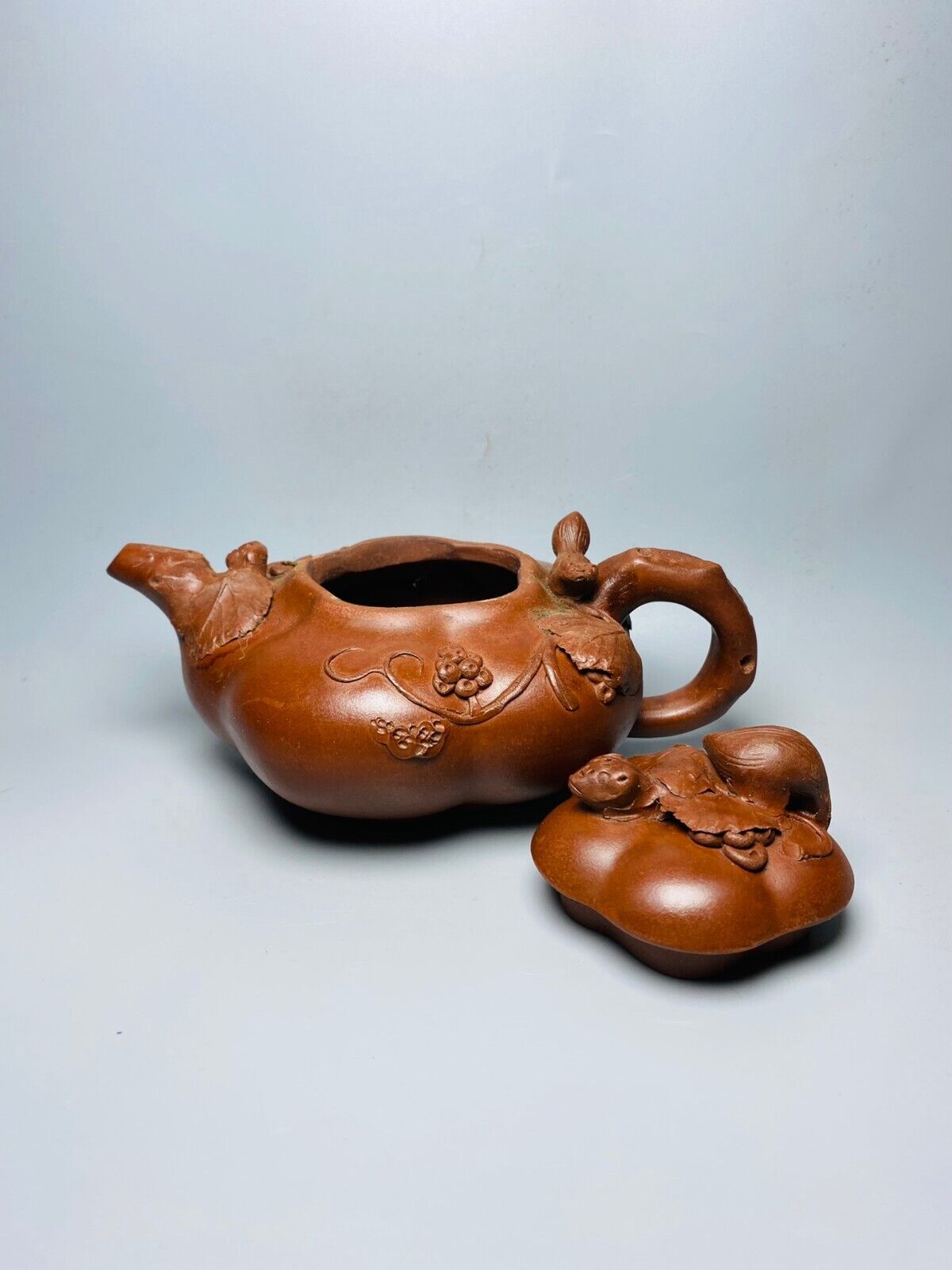 Chinese Yixing Zisha Clay Handmade Exquisite Teapot（桃子 底款：蒋蓉）