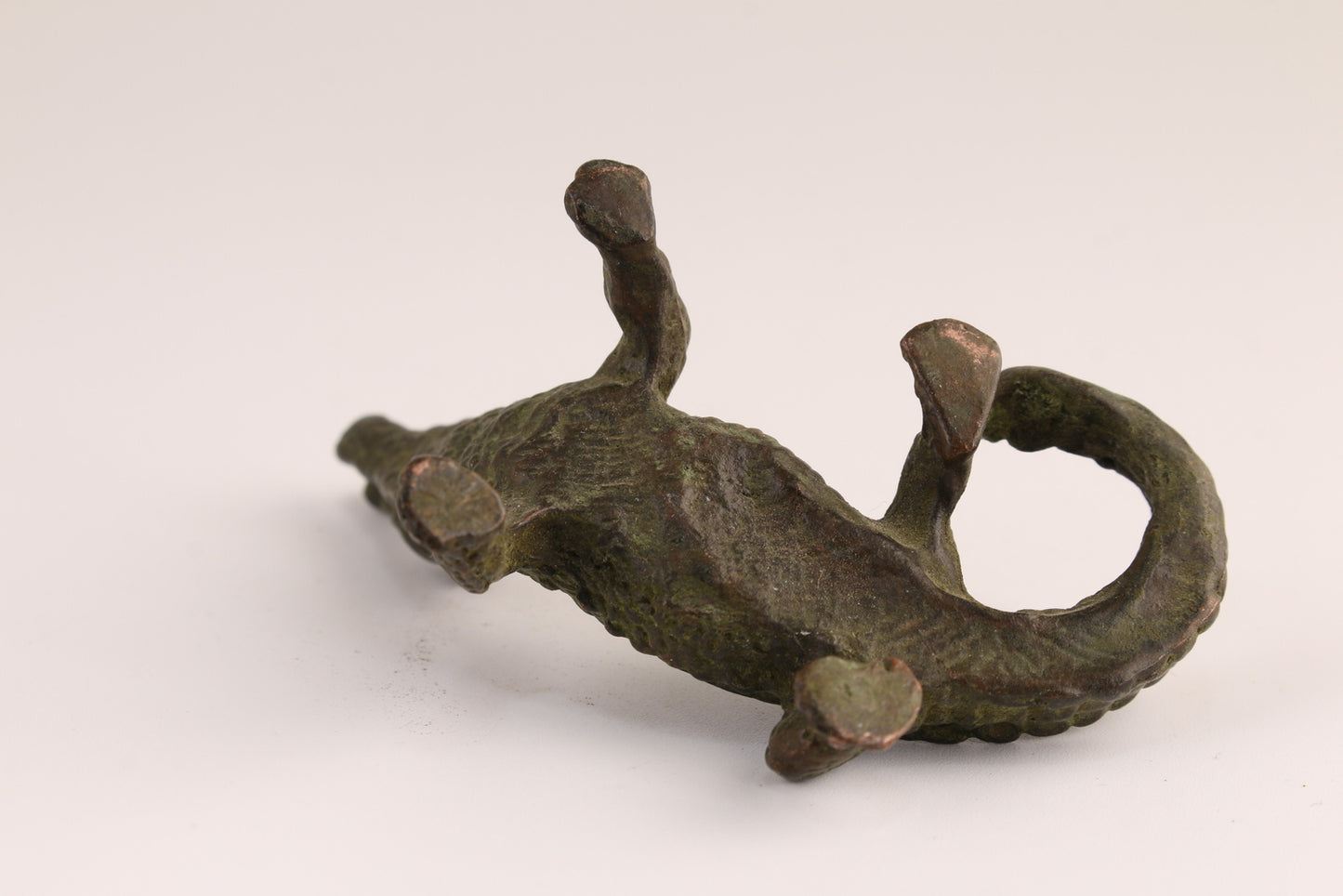 Lovely Chinese bronze copper Crocodile figure Statue table decoration tea pet