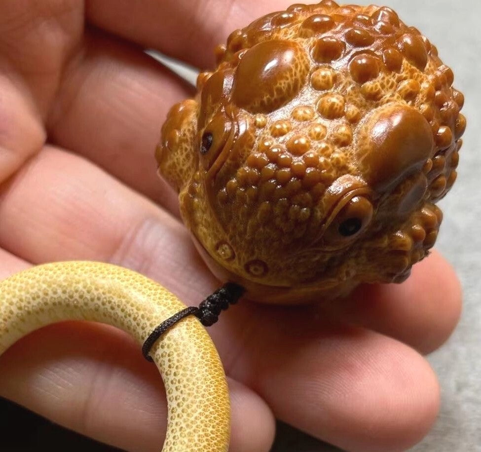 Olive Nut Hand Carved 3 Legged Toad Statue Pendant Beads Chain Amulet Gift
