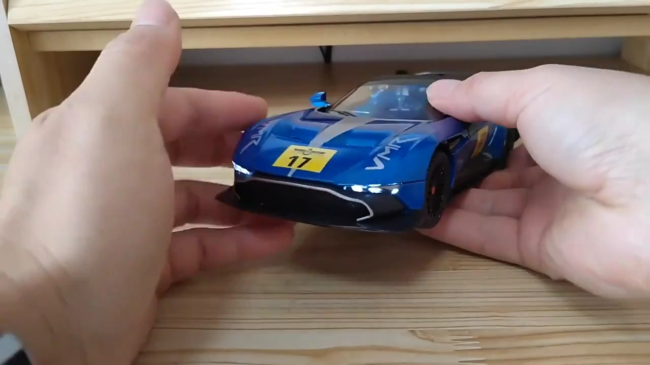 1:22 Aston Martin GT Diecast Model Toy Car Collection Vehicle Sound Lights Gift