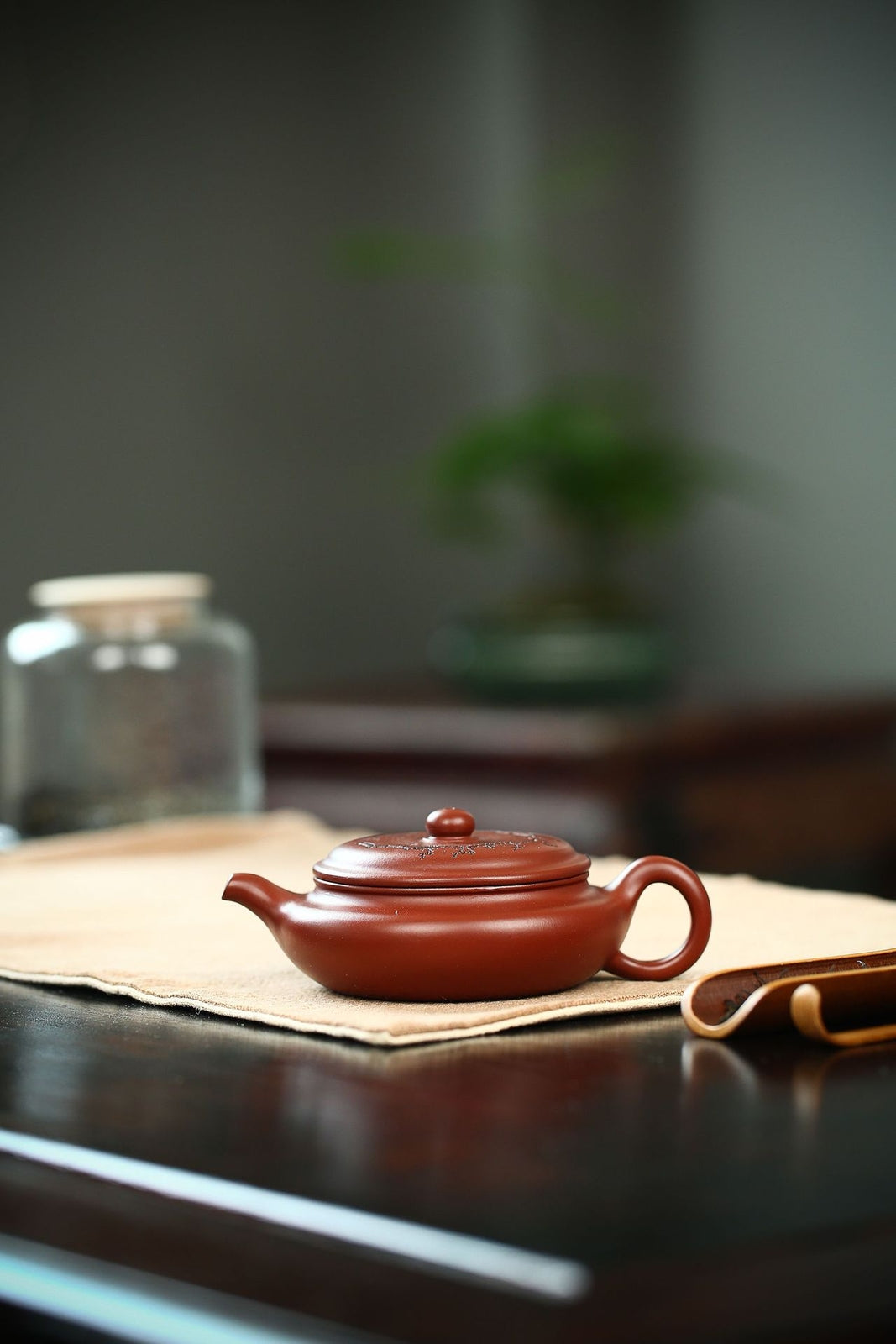 5.8"China Yixing Zisha Pottery Clovershrub Clay 200ML 7 Hole Plum Blossom Teapot