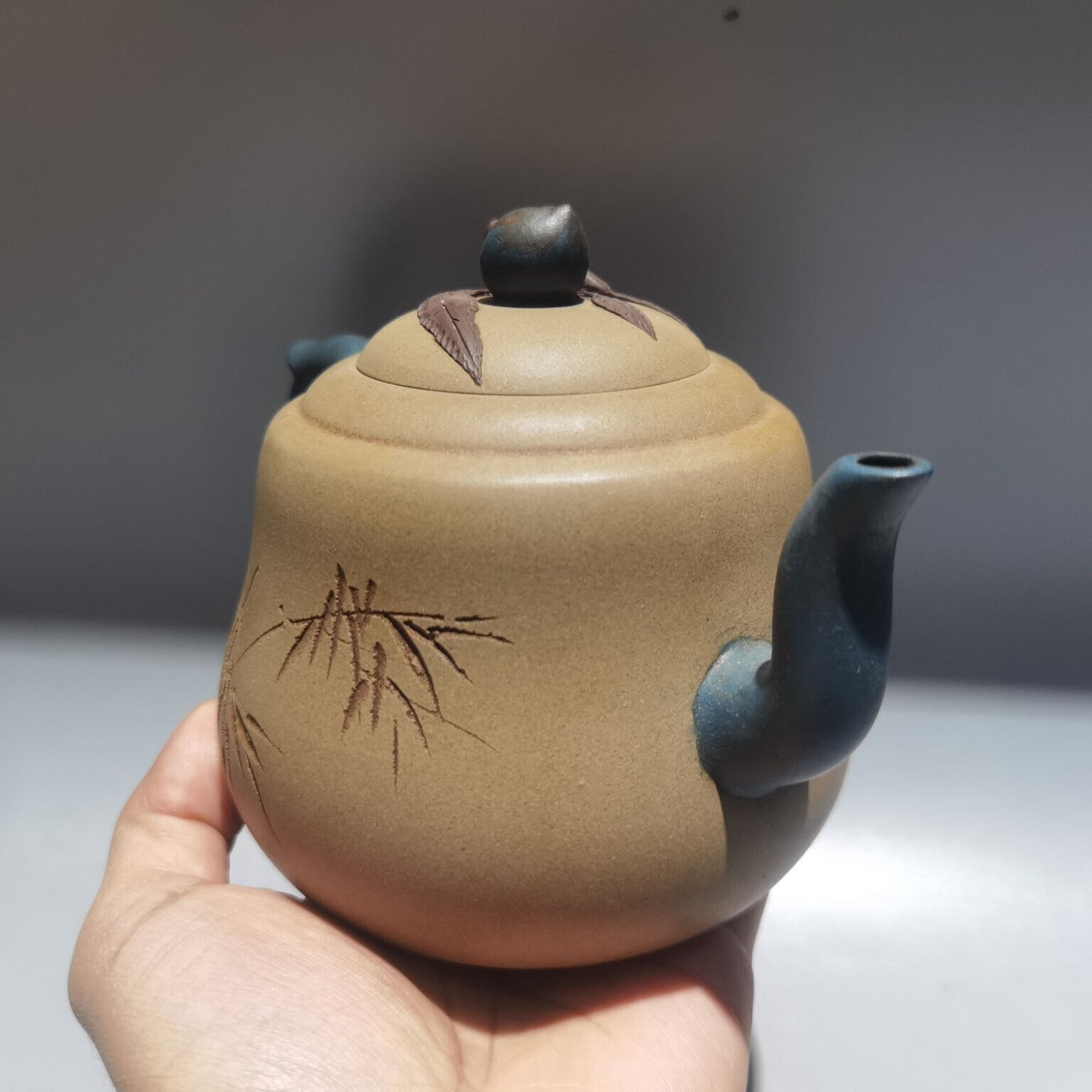 Chinese Yixing Zisha Clay Handmade Exquisite Teapot （寿桃壶 低款：铁画轩 )