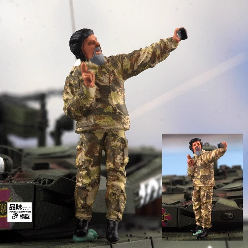 1/72 Ukrainian Tank Selfie Pose 1pcs Soldier Painted Colored Finished Model