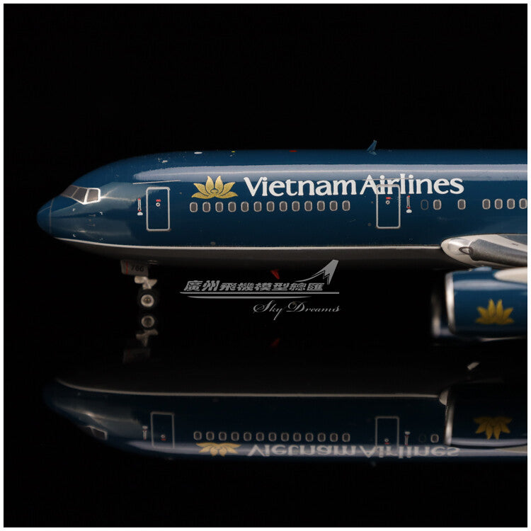 1:400 Phoenix Vietnam Airlines BOEING 767-300ER Passenger Plane Diecast Model