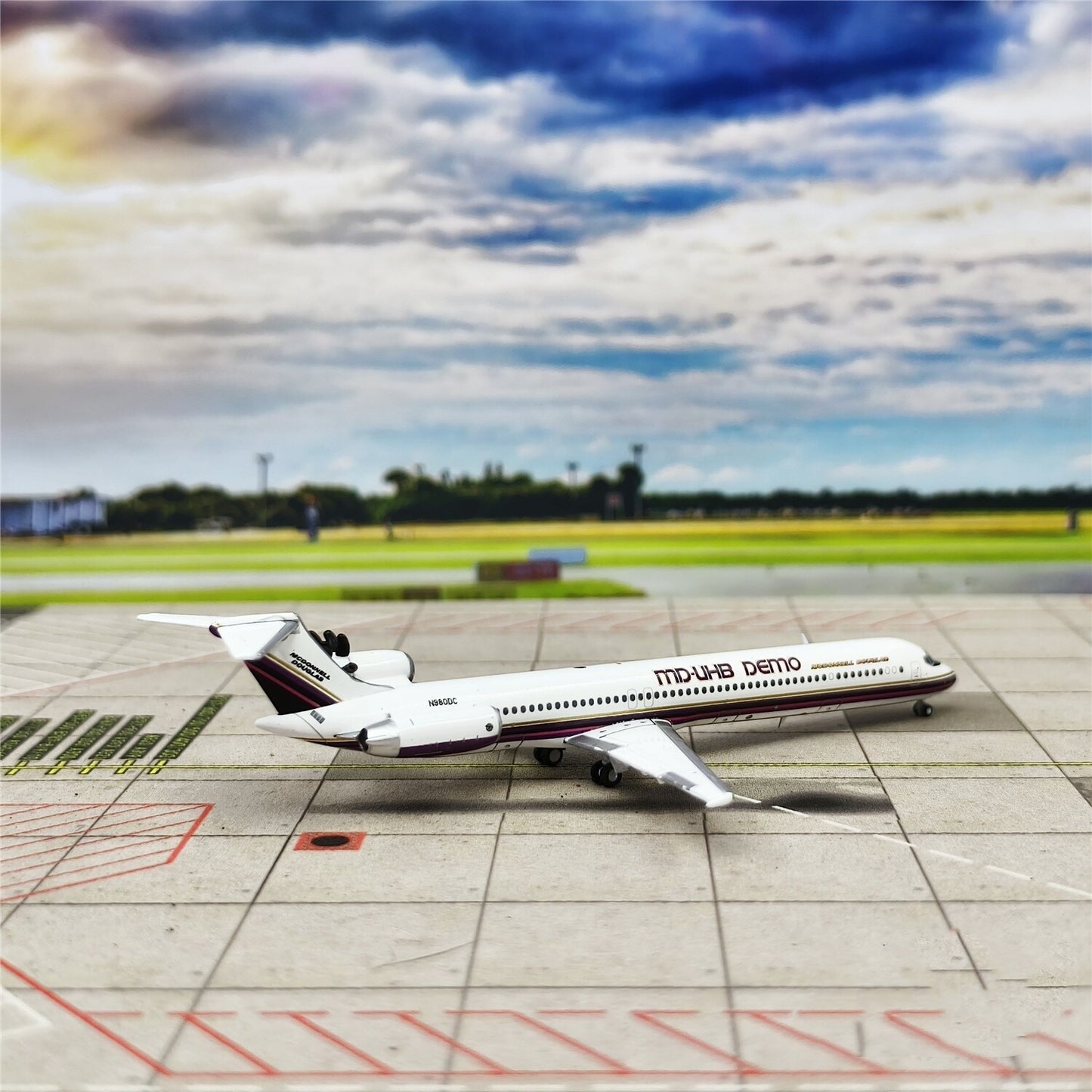 1:400 JC Wings MD-UHB DEMO McDonnell Douglas MD-81 Airplane Diecast Model