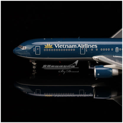1:400 Phoenix Vietnam Airlines BOEING 767-300ER Passenger Airplane Diecast Model