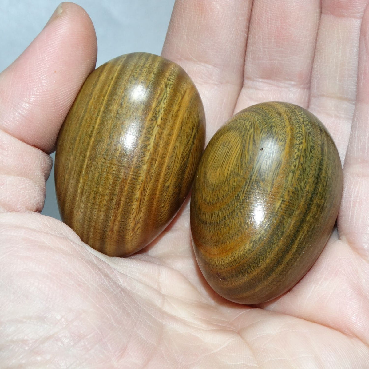 2 PCS Green Sandalwood Hand Exercise Balls Massage Health Care Worry Beads