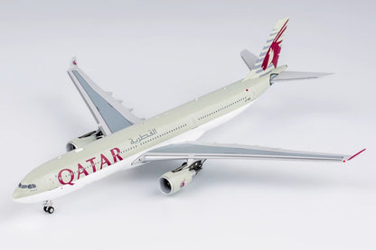 1:400 NG Model QATAR AIRBUS A330-300 Passenger Aircraft Diecast Airplane Model