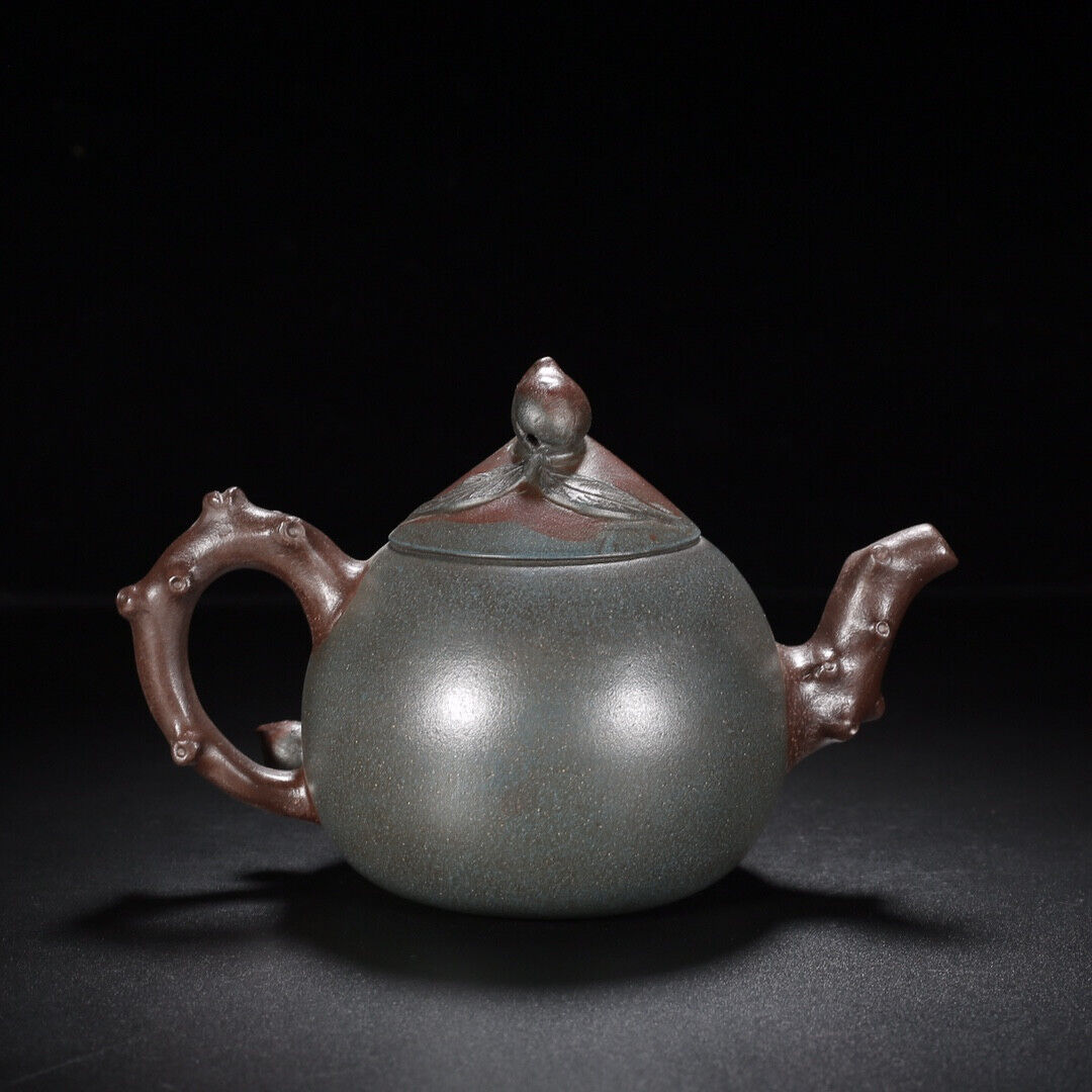 Chinese Yixing Zisha Clay Handmade Exquisite Teapot （寿桃 盖款：蒋蓉）