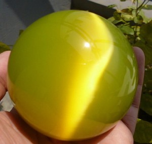 Beautiful ASIAN QUARTZ CAT EYE CRYSTAL HEALING BALL SPHERE 40-100MM