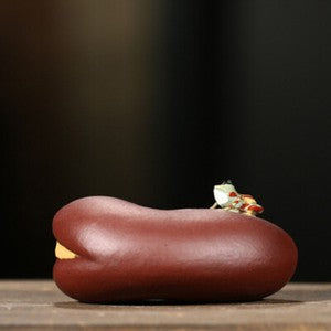 Funny Tea Pet Frog Statue On Horsebean Water Spray Tea Play Animal Zisha Clay