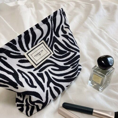 Embroidery Cosmetic Bag Clutch Bag Large Makeup Organizer Pouch 5*18*25 CM 50G